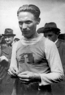 "Ali" Jan Haluza v baťovském dresu. Zdroj: http://www.pametnaroda.cz/witness/photo/id/237.