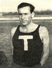 Ing. Andrej Engel v dresu techniky na bývalém letenském stadioně v roce 1935 při utkání Technika-Universita. Zdroj: Alfred Janecký: Slavné postavy naší atletiky, Brno 1946, s. 264.
