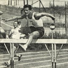 Prof. Antonín Friedl v běhu na 110 m překážek při přeborech ČOS na Strahově 21. 6. 1936. Zdroj: Alfred Janecký, Slavné postavy naší atletiky, Praha 1946, s. 356.