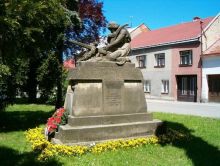Památník padlých vojáků v 1. světové válce z Dřevohostic a okolních vesnic. Součástí památníku je i pamětní deska věnovaná obětem 2. světové války. Zdroj: http://www.vets.estranky.cz/.