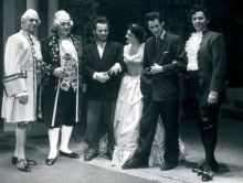 G. Fischer, V. Šíma, V. Nosek, C. Strádalová, V. Věžník (děkování po premiéře - Don Pasquale, 1955) Foto: Václav Věžník, zdroj: www.ndbrno.cz.