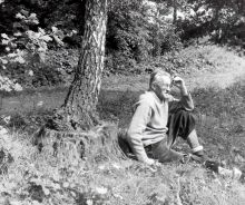Jaromír Scholz v parku v Hradci nad Moravicí při přípravě odborné studie o parku (srpen 1968, rodinný archív L. Gajdové, 2006). Snímek zaslal pan Petr Salaš, děkujeme.