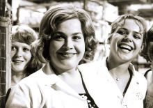 Míla Myslíková spolu s Dagmar Veškrnovou v komedii Holky z porcelánu (1974). Foto Abl.