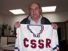 Vlastimil Bubník s dresem hokejové reprezentace. Foto: Igor Zehl, archiv Vlastimila Bubníka, ara.