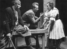 Richard Mihula (uprostřed) spolu s hereckými kolegy Josefem a Olgou Veselými ve hře Hrátky s čertem v roce 1954. Fotografii ze soukromého archívu poskytl pan Jiří Malý. Děkujeme.