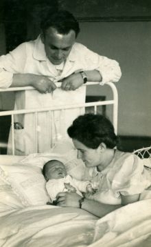 MUDr. Milan Navrátil s chotí Jarmilou a jejich dcerou. Snímek z rodinného archívu poskytl Ing. František Navrátil. Děkujeme.