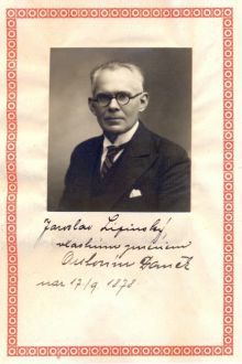 Foto Antonína Daňka s jeho vlastnoručním podpisem v památníku, který založil v roce 1936 svému vnukovi Jiřímu. Fotografie poskytla dne 14. 2. 2012 rodina Valentova, děkujeme.