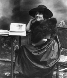 Anna Ticho na fotografii z roku 1920. Zdroj: Jewish Women's Archive, www.jwa.org.