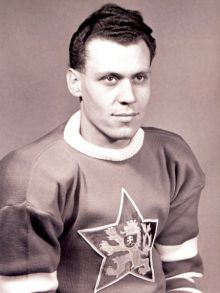 Slavomír Bartoň jako reprezentant na s nímku z roku 1953. Zdroj: Zdeněk Meitner-Petr Fiala-Milan Řepa, KOMETA – Příběh hokejového klubu, Brno 2011, s. 194.