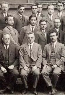 PhDr. Josef Staněk (sedící uprostřed). Výřez z rodinné fotografiez roku 1925 poskytl PhDr. Ladislav Bartoš, děkujeme.