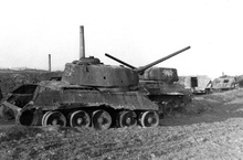 Vraky tanků T-34/85 (č. 203 a 312) z Filimonova průzkumu u brněnského krematoria. V pozadí komíny bývalé Kohnovy cihelny a silueta Špilberku. Zdroj: archiv Historického oddělení Moravského zemského muzea v Brně.