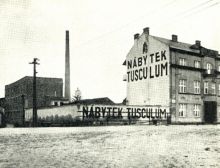 Továrna TUSCULUM v Rousínově. Zdroj: Alois V. Kožíšek, Brno město a okolí, řada A, svazek XIX, Brno-Praha-Bratislava 1938, s. 240.