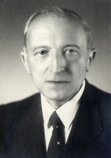 Portrétní fotografie Richarda Sichy z 16. 12. 1943. Fotografii z rodinného archívu pro naši encyklopedii poskytl dne 3. 6. 2012 Ing. Richard M. Sicha, děkujeme.