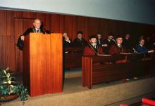 Arnošt Vostrejš při udělení čestného doktorátu v roce 1990. Zdroj: Archiv VUT v Brně.