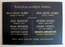 Pamětní deska na budově Obchodní akademie v Přerově, na níž je uvedenoi jméno Zdeňka Calábka. Fotografii poskytl pan Jan Pašek, děkujeme.