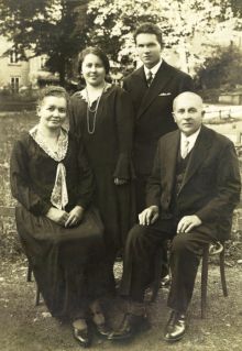 Jan Charbula s manželkou a dětmi Vlastou a Rudolfem. Pro naši encyklopedii poskytl pan Richard Tkáč, děkujeme.
