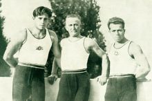 Josef Zezula se svými nejvyspělejšími závodníky Gajdošem a Hudcem (1931). Zdroj: Bratru Josefu Zezulovi k sedmdesátinám 1879–19. ledna–1949, Brno 1949, nestránkováno.