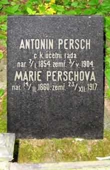 Náhrobek Antonína Persche jun. a jeho manželky Marie umístěný na hřbitově v Brně-Králově Poli. Fotografii z roku 2011 poskytl pan Ladislav Bartoš, děkujeme.