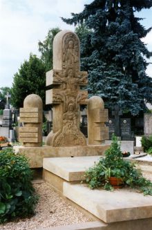 Pomník Aloise Kalvody a jeho rodiny odhalený dne 18. září 1998 na hřbitově ve Šlapanicích. Zdroj: Archiv Masarykovy univerzity.