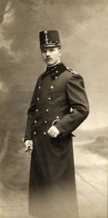 Bohumil Baštář jako drážní úředník před rokem 1918. Nedatováno. Foto: Atelier Rafael (fotografii z rodinného archivu poskytl 30. 8. 2012 pan Jiří Baštář, děkujeme).
