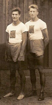 Josef Svoboda (vpravo) s Viktorem Loubalem - výřez ze skupinové fotografie - vítězné štafety mužů Moravské Slavie z I. ročníku Mezinárodního reozestavěného běhu Brnem o putovní pohár Moravských novin pořádaného SK Moravská Slavia;...