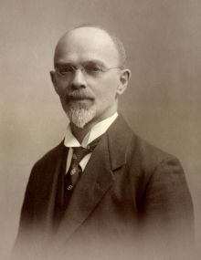 Josef Donát na fotografii z roku 1921. Snímek z rodinného alba poskytl MUDr. Tomáš Nebeský. Děkujeme.
