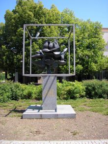 sochařská realizace: Růže k poctě sochaři V. Makovskému