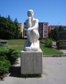 sochařská realizace: Sedící žena