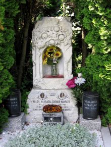Hrob rodiny Navrátilovy na hřbitově v Brně-Řečkovicích. Fotografii poskytla dne 9. 12. 2012 paní Ludmila Ulrichová. Děkujeme.