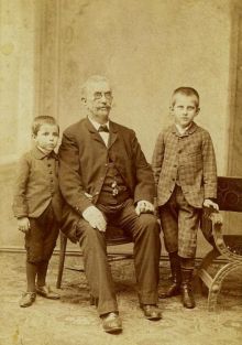Vojtěch (vpravo) a Václav Helceletovi s dědečkem Filipem Olivou. Fotografii z rodinného archívu poskytl pan Boris Šlechta. Děkujeme.