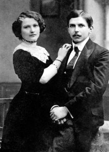 Manželé Marie a Václav Helceletovi. Fotografii z rodinného archívu poskytl pan Boris Šlechta. Děkujeme.