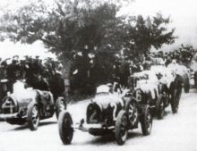 MUDr. Otakar Bittmann (s číslem 6) na startu prvního závodu na starém Masarykově okruhu 28. 9. 1930 (s vozem č. 2 startuje jezdec Jiří Lobkowicz a s č. 4 Miloš Bondy). Zdroj: 75 let Masarykova okruhu ve fotografiích, Brno 2005, s. 12.