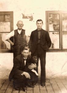 Adolf Burian (se psem) spolu s otcem a bratrem Rudolfem (vpravo) na fotografii asi z roku 1925. Snímek poskytl 15. 2. 2013 pan Radoslav Burian, děkujeme.