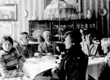 Společný oběd v den svátku maminky Jana Mráčka Marie doma u Mráčků v Brně (12. 9. 1920). Zleva Věra, Václav (*1883) a naproti Marie (*1885) Helceletovi. Vedle Jana Mráčka (zcela uprostřed) sedí jeho druhá žena Marianna a dále maminka...