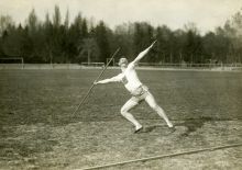 František Hejtmánek při hodu oštěpem na fotografii pravděpodobně z roku 1922. Zdroj: MuMB, i.č. 17 744, př. č. 216/87.