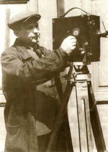 František Pospíšil s filmovou kamerou (30. léta 20. století). Zdroj: Hanák na Pacifiku: Zapomenutá osobnost Františka Pospíšila, Brno: Moravské zemské muzeum 2008, s. 25.