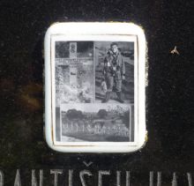 Detail z kenotafu, složený ze tří fotografií (Fr. Havránek jako letec RAF, jeho skutečný hrob, celkový pohled na hřbitov, kde byl letec pohřben). Snímek pro naši encyklopedii poskytl pan Jan Pašek, děkujeme.