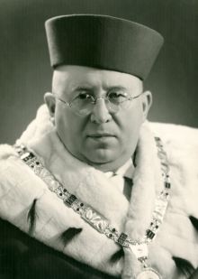 Karel Pardubský v rektorském taláru při rektorské inaguraci v roce 1937 (na této fotografii je jeden z talářů, které byly zakoupeny v roce 1932 z darů veterinářů a veterinárních korporací a během války se ztratily). Zdroj: Archiv...