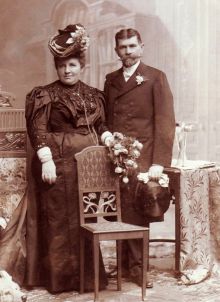 Továrník Alois Vaňura se svojí ženou. Fotografii ze svého rodinného archívu pro naši encyklopedii poskytla paní Jitka Závodná, děkujeme.