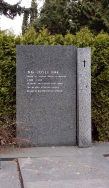 Místo posledního odpočinku Josefa Haka, Ústřední hřbitov v Brně. Foto uloženo v Archivu VUT v Brně.