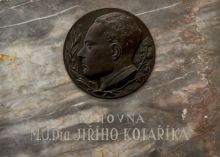Pamětní deska s čestným pojmenováním odborné knihovny Krajské nemocnice T. Bati ve Zlíně jménem MUDr. Jiřího Kolaříka. Snímek pro encyklopedii poskytla 4. 10. 2013 paní Manuela Mahdalová, děkujeme.