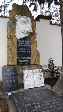 Místo posledního odpočinku Olgy Janáčkové i její matky Zdenky Janáčkové (manželky Leoše Janáčka) na brněnském Ústředním hřbitově v Brně. Fotografii pořízenou v dubnu 2013 pro naši encyklopedii poskytl pan Pavel Vlach, děkujeme.
