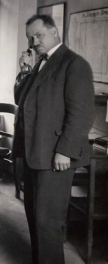 Čeněk Josef Landa ve své kanceláři. Fotografii z rodinného archivu poskytl pro naši encyklopedii pan M. Landa, děkujeme.