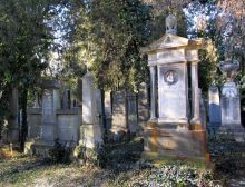 Hrobka Adolfa (Davida) Flesche a jeho manželky (vpravo) na brněnském židovském hřbitově. Fotografii pořízenou v lednu 2014 pro naši encyklopedii poskytl pan Pavel Vlach, děkujeme.