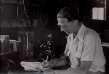 Albrecht Adalbert John Racek při vědecké práci. Fotografii pro naši encyklopedii poskytl pan Otakar Jahn, děkujeme.