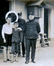 Josef Peterka (vyšší chlapec) s bratrem Rostislavem a otcem Josefem na nádraží v Rosicích u Brna. Fotografii z rodinného archívu pro naši encyklopedii poskytl pan Josef Kreuz, děkujeme.