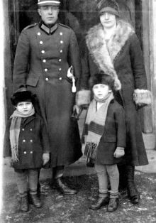 Josef Gardavský s manželkou Kamilou a syny Mirkem a Vítězslavem. Fotografii z rodinného archívu pro naši encyklopedii poskytl pan Kamil Gardavský, pravnuk Josefa Gardavského. Děkujeme.