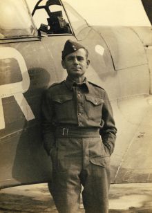 Josef Bartoník na fotografii v době 2. světové války. Fotografii pro naši encyklopedii poskytl pan Vladimír Bartoník, vnuk Josefa Bartoníka. Děkujeme.