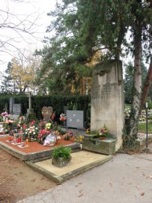 Místo posledního odpočinku Františka Komprdy na Ústředním hřbitově v Brně. Fotografii pořízenou 11. 11. 2014 pro naši encyklopedii poskytl pan Tomáš Kratochvíl, děkujeme.