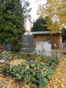 Náhrobek rodiny Lindenthal na Ústředním hřbitově v Brně. Fotografii pořízenou 11. 11. 2014 pro naši encyklopedii poskytl pan Tomáš Kratochvíl, děkujeme.